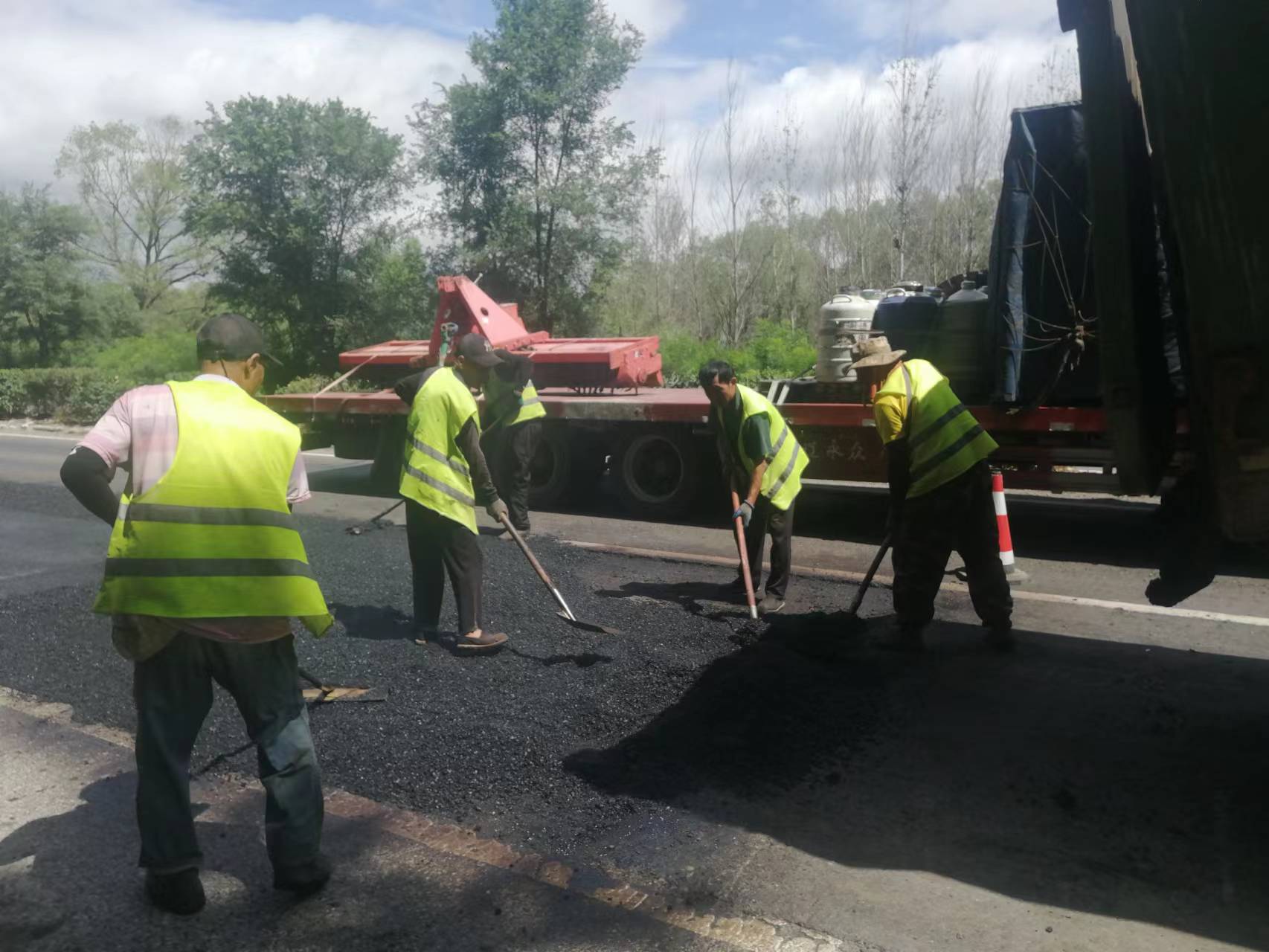 戰(zhàn)高溫 搶進度 迎國檢 致敬“酷暑”下的好通公路人