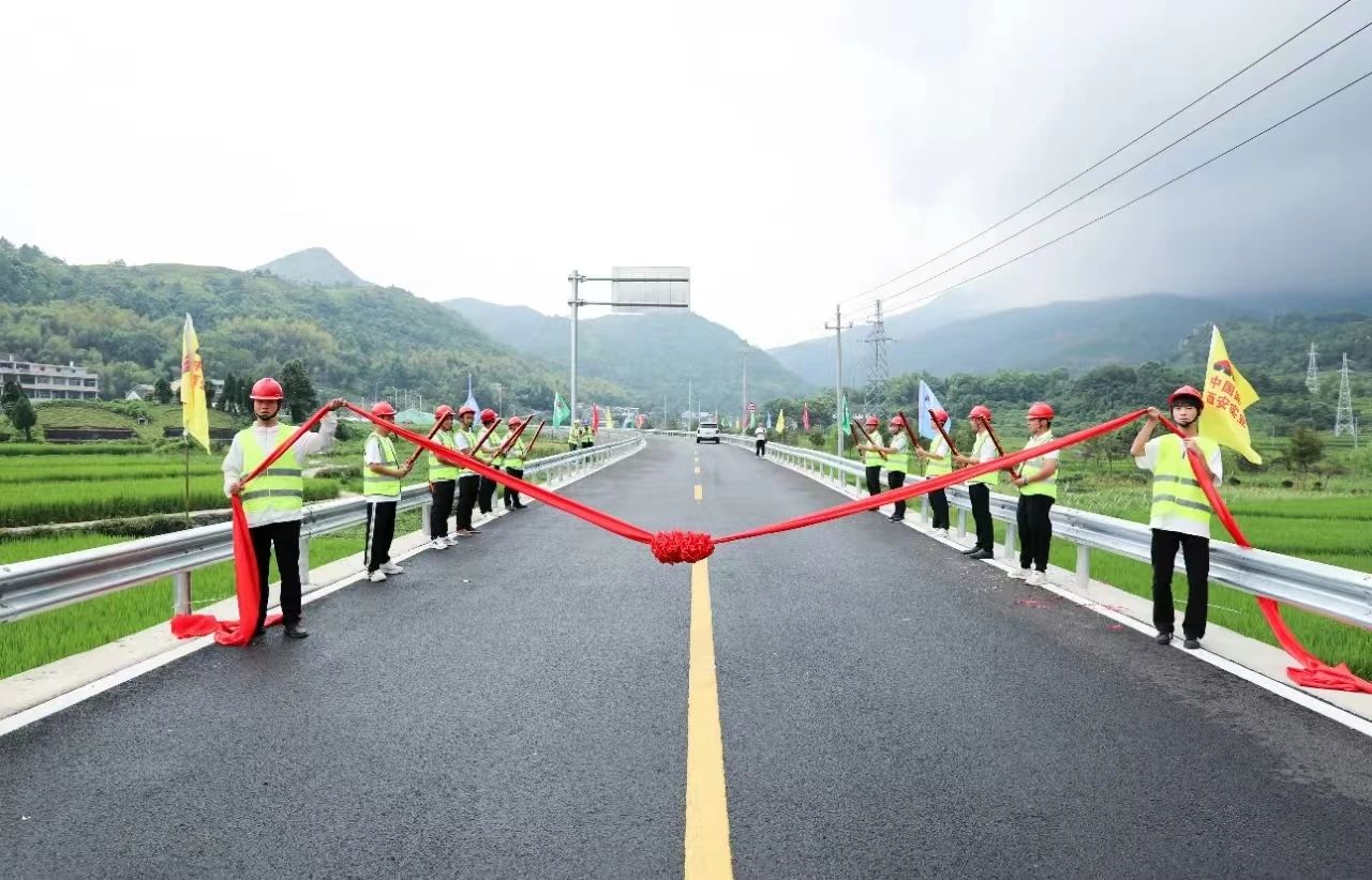 蒼南縣礬山至鳳陽“四好農(nóng)村路”工程通過交工驗(yàn)收順利通車